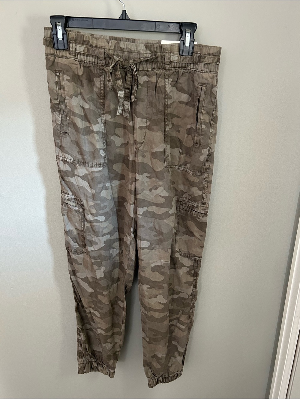 Women’s Camo Utility Jogger Pants - Olive Camo. American Eagle S NWT